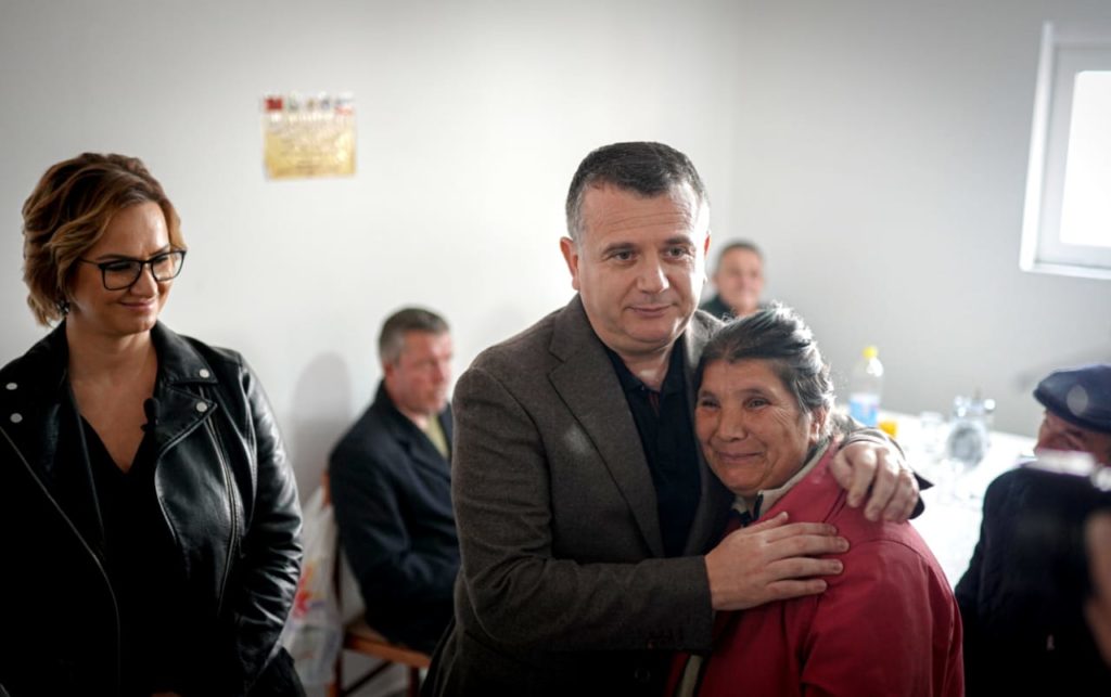 Taulant Balla dhe Elvis Naçi në Mensën Sociale në Librazhd, Fondacioni Firdeus mbështet projektin