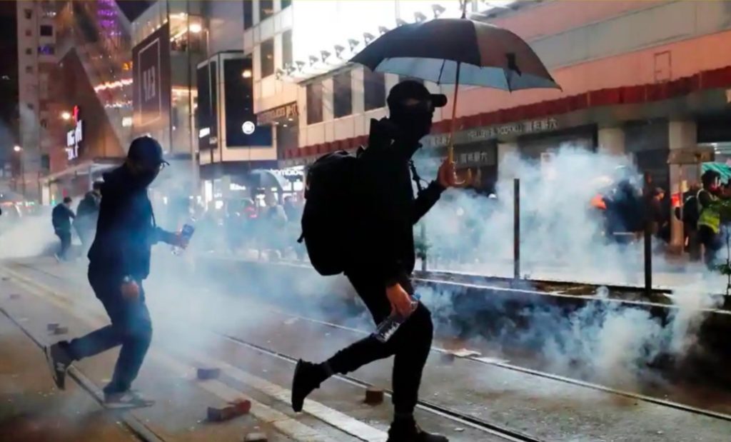 Hong Kong, protestë simbolesh globale