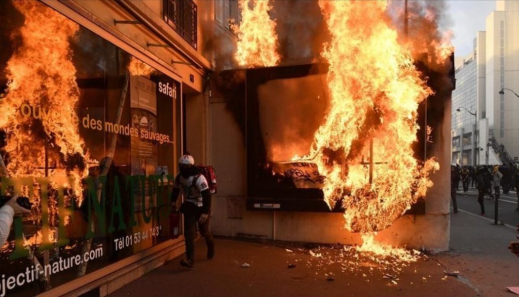 Protestat masive, Franca heq përkohësisht dorë nga reforma e pensioneve