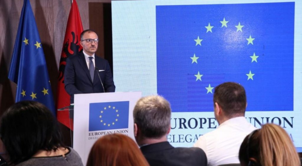 “97 për qind e shqiptarëve mbështesin anëtarësimin në BE”