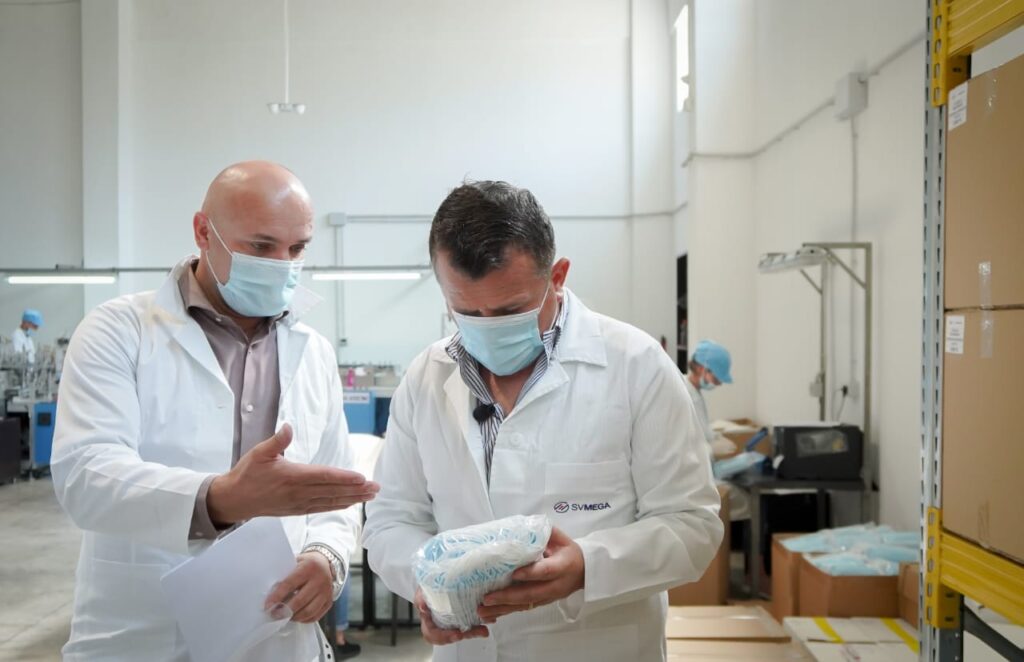 COVID-19/ Balla në fabrikën e prodhimi të maskave kirurgjikale në Librazhd