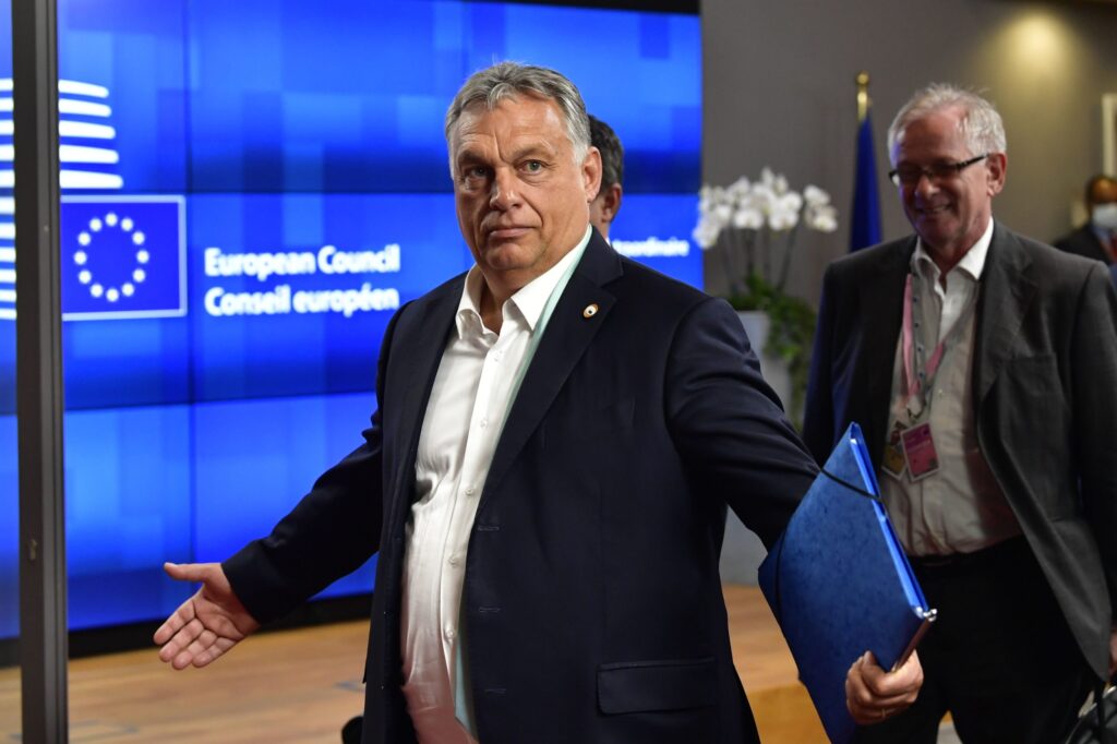 Mbyllet pas 16 vjetësh epoka Orban në Hungari, Kryeministri pranon humbjen: Rezultat i dhimbshëm. Opozita fiton mbi 2/3 e vendeve në Parlament