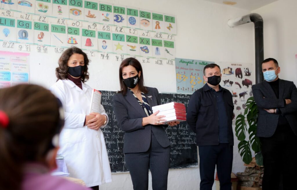 Akademi.al/ Balla dhe Kushi shpërndajnë tableta dixhitale në shkollën e mesme “Muhedin Sherifi” në Librazhd