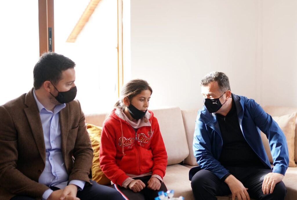 Në ditën e Krishtlindjes familjes Rredhi në Cërrik i kthehet buzëqeshja, Balla i dorëzon çelsat e shtëpisë së re