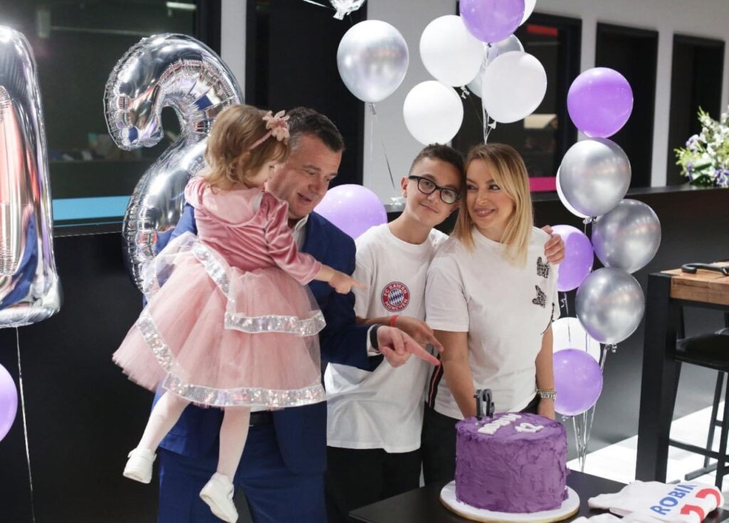 I biri Robin feston ditëlindjen, Taulant Balla publikon foton familjare