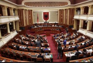 Tensione në Kuvend pas debatit për Vlora Hysenin, opozita godet tavolinat