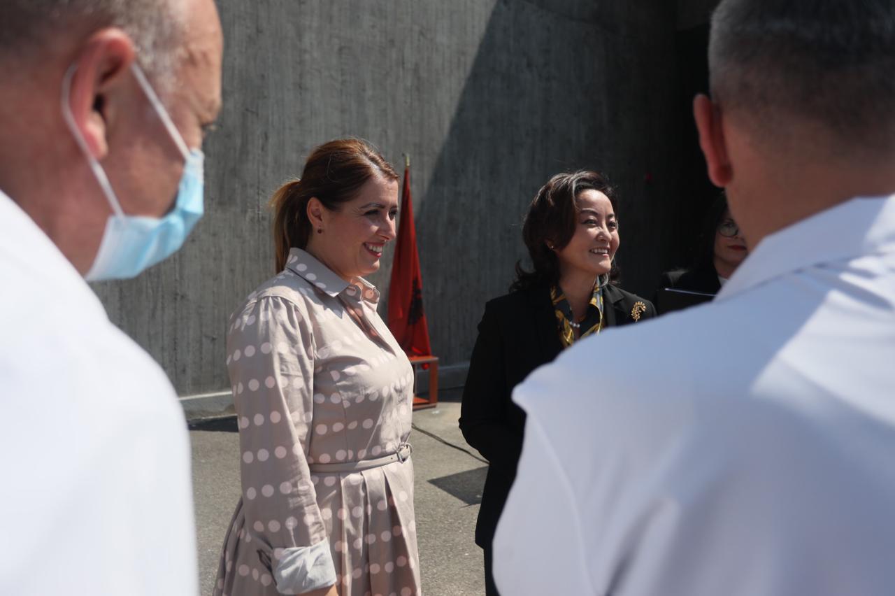 SHBA dhurojnë Shqipërisë 1 milion dollar pajisje mjekësore