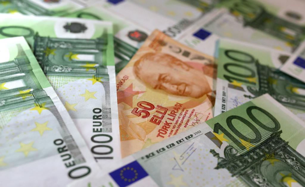 Rënie rekord e vlerës së lirës turke kundrejt dollarit dhe euros
