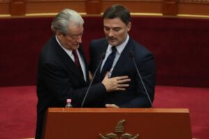 “Berisha, jo lider i gjithë opozitës”, Alibeaj: Fitoi vetëm bastin e tij duke shkelur në territorin e SHBA