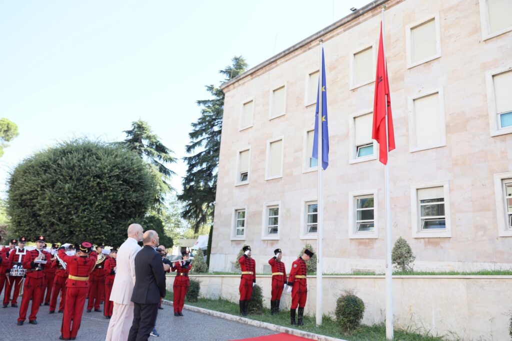 Flamuri i Europës ngrihet në Kryeministri, Rama: Shqipëria kalon në një tjetër nivel