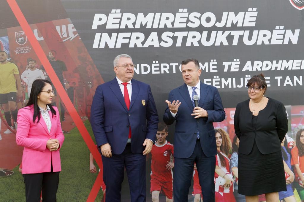 Inagurohet me ‘uniforma të reja’ një nga fushat e kompleksit ‘Roza Haxhiu’
