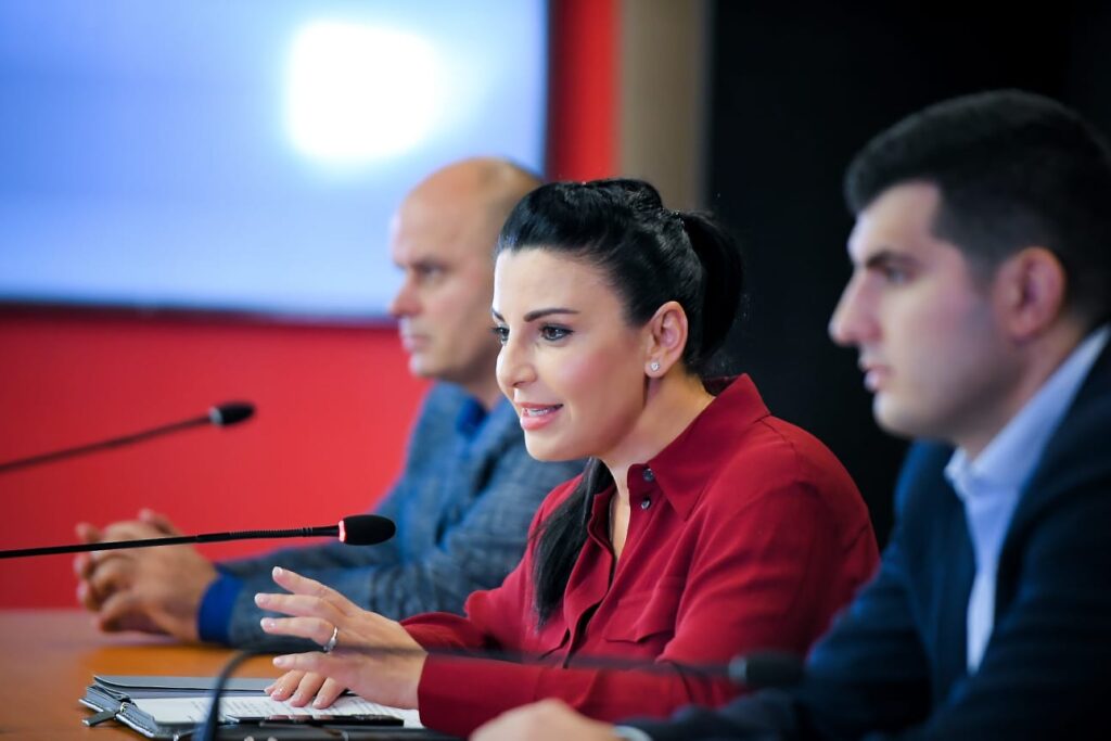 Balluku me administratorët e energjisë: Ulje të konsumit me 15% në çdo institucion publik