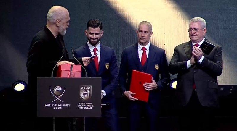 Kryeministri Rama pajis skuadrën e Kombëtares me pasaporta diplomatike: Ambasadorë të denjë të shtetit shqiptar