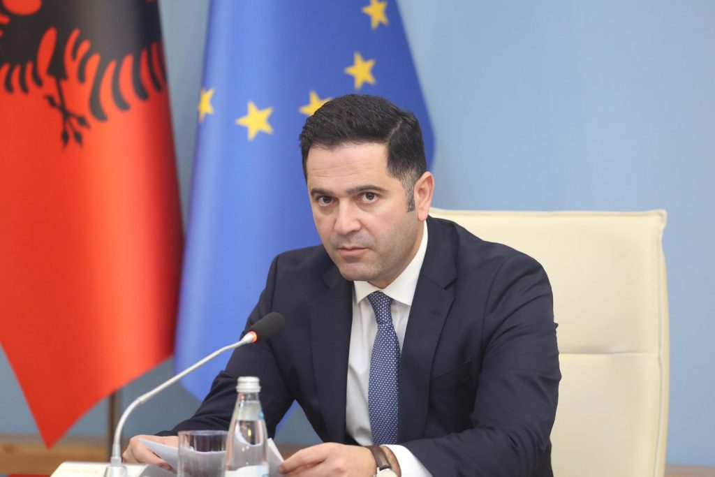 Malaj: Paga mesatare në sektorin publik 987 euro, 15% më shumë se në 2023-shin