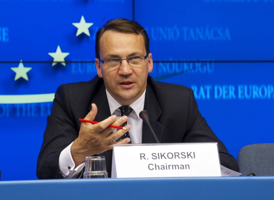 Sikorski: Shqipëria, lider në procesin e anëtarësimit; Turistët polakë e pëlqejnë Shqipërinë