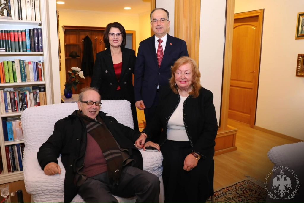 Ditëlindja e parë pa Kadarenë. Presidenti Begaj: “Krenarë për vendin që ka zënë në panteonin e letërsisë dhe kulturës botërore”.