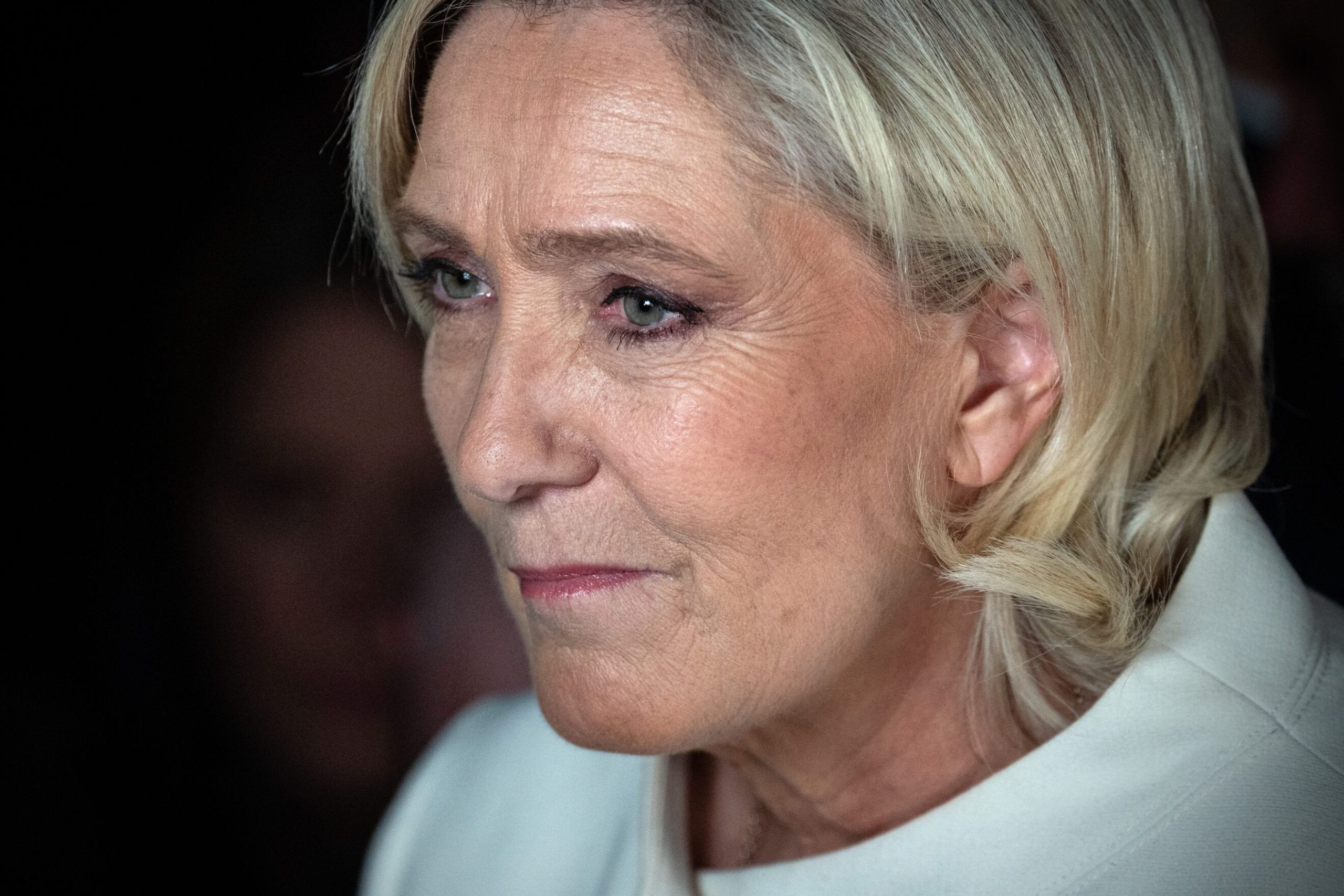Le Pen është poshtë, por jo jashtë