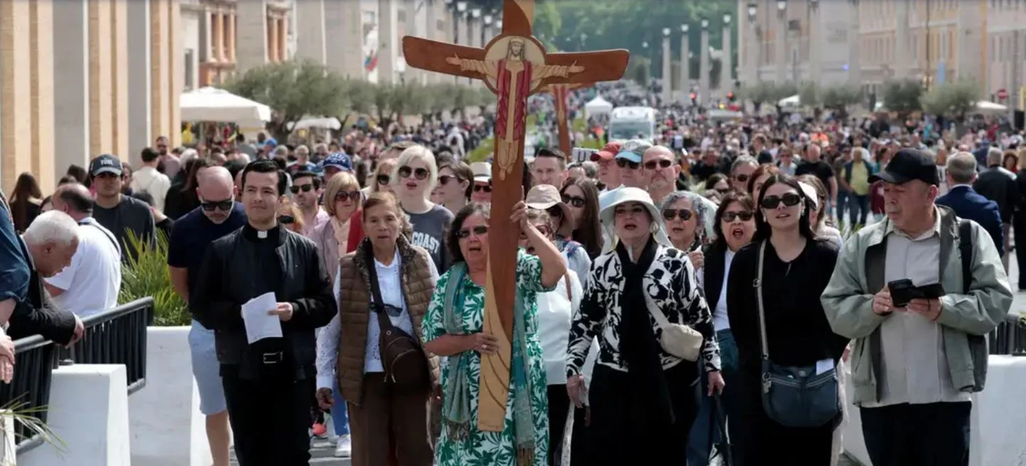 Bota mban zi për vdekjen e Papa Franceskut, pikëllim në mbarë globin