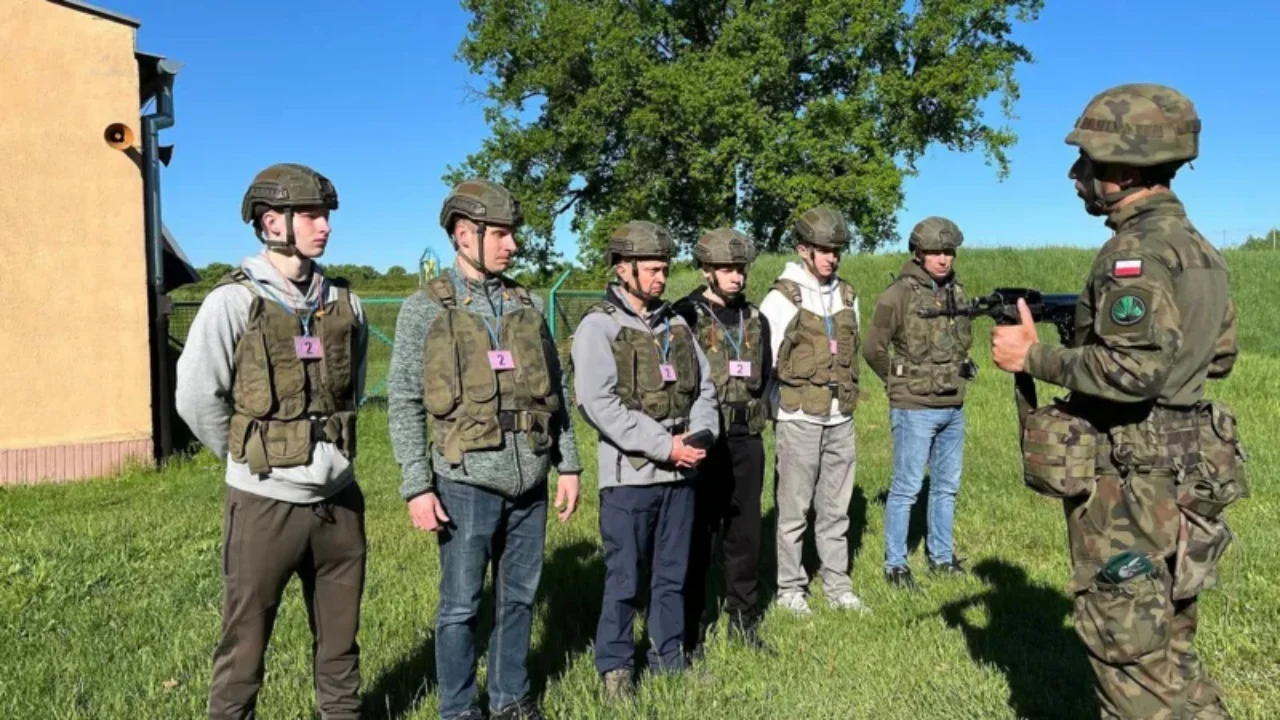 Polonia po përgatitet për më të keqen! Qytetarët stërviten për luftë, rritet frika nga Rusia