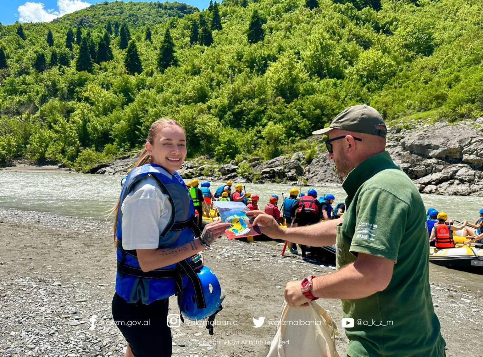 Rama: Në brigjet e lumit të fundit të egër në Europë, turistë nga çdo cep i botës