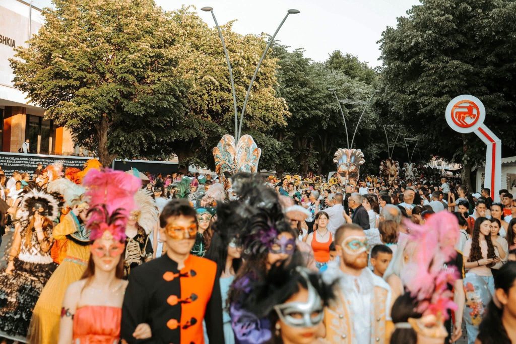 Festivali Ndërkombëtar i Karnavaleve çeli sezonin turistik në Korçë