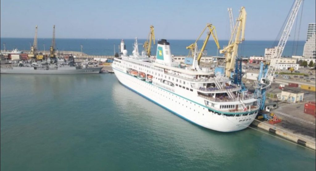 Rama: 463 turistë gjermanë mbërrijnë me kroçerën “MV Deutschland” në Durrës