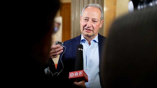 Schieder-gazetarëve: Mos më pyesni për çdo gjë që thotë Berisha, do më duhet të dal nga roli im institucional