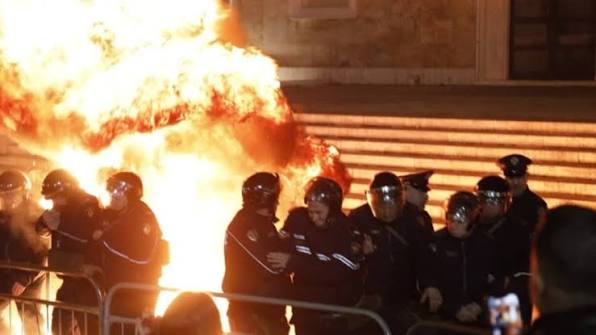 Tensione në protestën e opozitës, hidhen molotovë drejt Kryeministrisë, garda kundërpërgjigjet me gaz lotsjellës