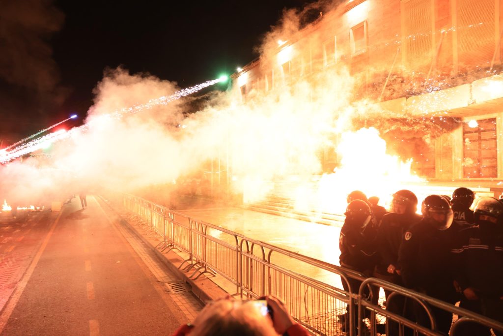 Protesta e opozitës, Balla sulmon Berishën: Vetëm një i mbaruar politikisht godet flamurin kombëtar dhe institucionet