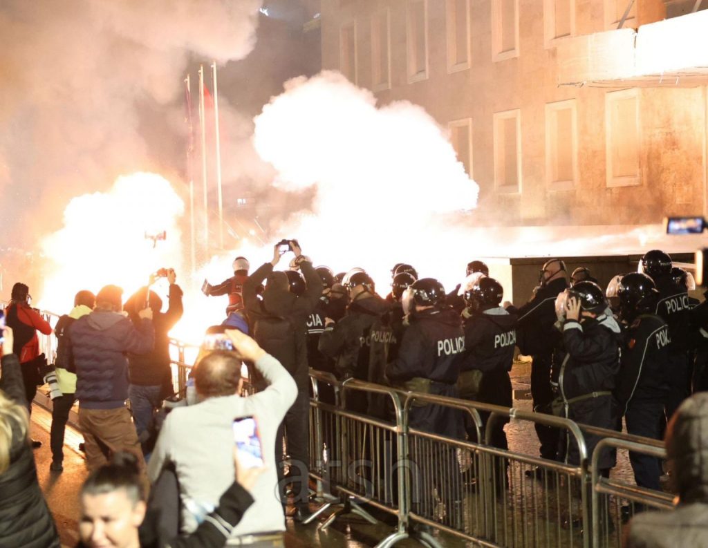 Balla reagon pas sulmit me molotov nga protesruesit e opozitës: Kush godet policinë, godet shtetin
