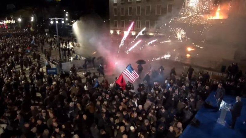 Kryeministria sulmohet me molotovë e fishekzjarre gjatë fjalimit të Berishës