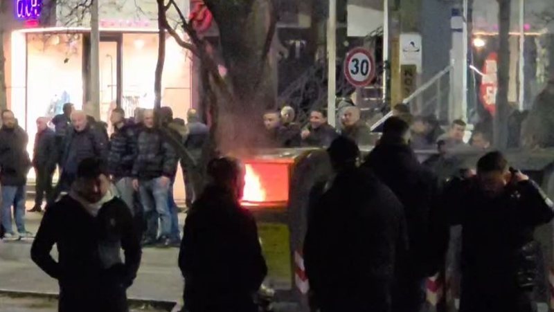 Vijojnë aktet e dhunës, militantët e Berishës u vënë zjarrin koshave të mbeturinave para Parlamentit