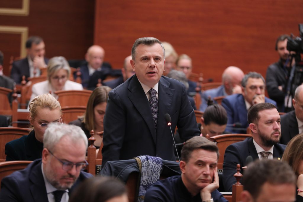 “S’ka asnjë rrezik për Shqipërinë, po bëni teatër!” Balla në Kuvend: Njoftim rutinë, Shqipëria aleate e fortë e Amerikës