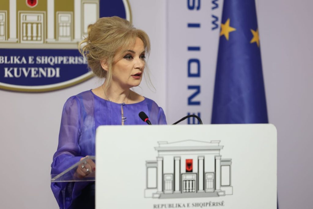 Opozita deklaroi se s’kishte dijeni për 23 ligjet e BE, deputetja Luarasi: Gënjejnë