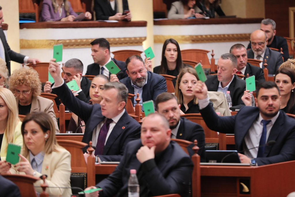 Mazhoranca i thotë “Jo” kërkesës së opozitës për interpelancë me Ramën/ Balla: Nuk e miratojmë me dhunë, as me gërdufje
