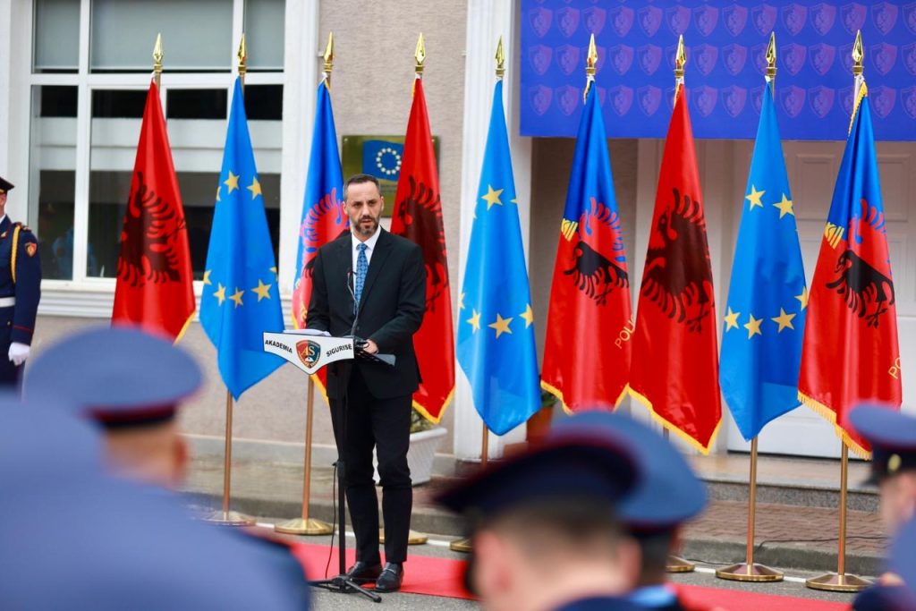 Diplomohen studentët e Akademisë së Sigurisë, Lamallari: Sot Shqipëria fiton 104 shërbëtorë të rinj të ligjit. Mbajeni uniformën me krenari, por pa arrogancë