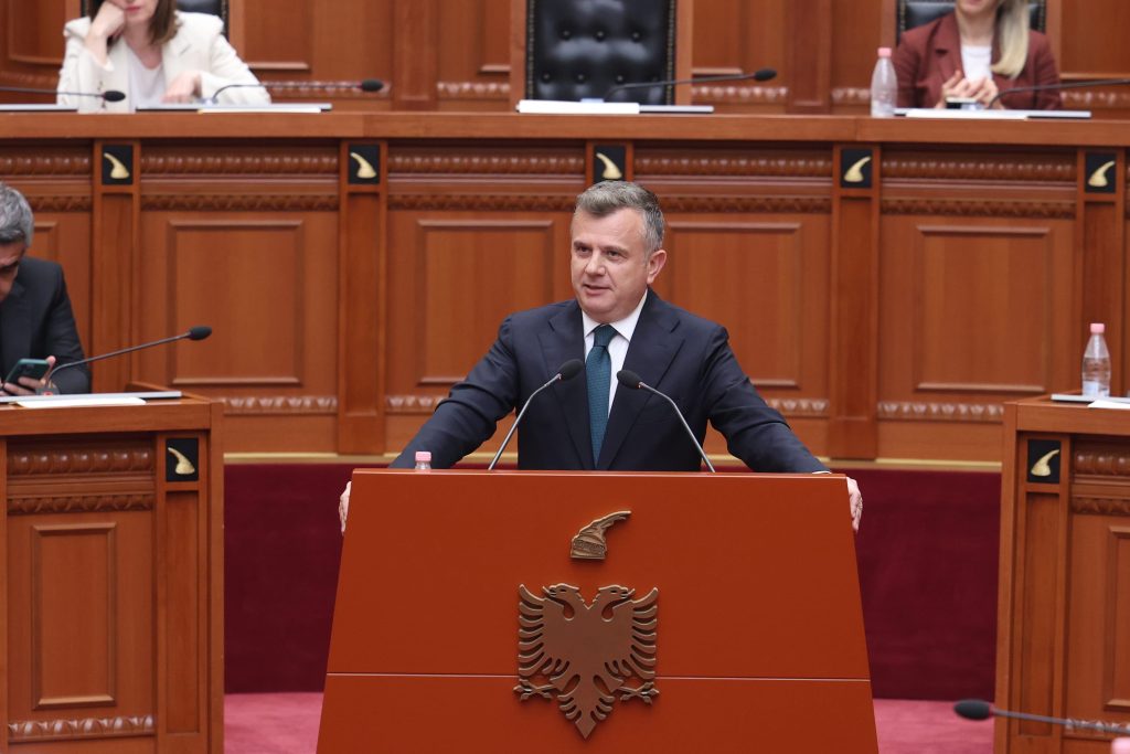 Balla ironizon Bardhin në Kuvend: “Po mos bënte marrëveshje Edi Rama, ti s’do ishe bërë ministër”