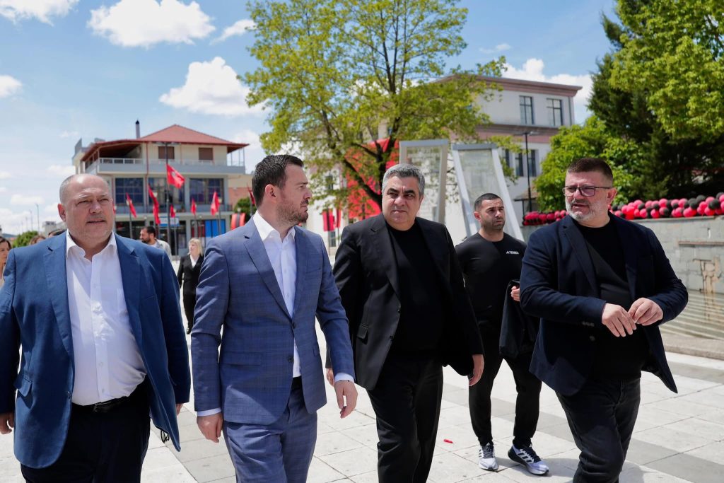 Gonxhja inauguron bibliotekën në Cërrik: Investim për dijen dhe rininë