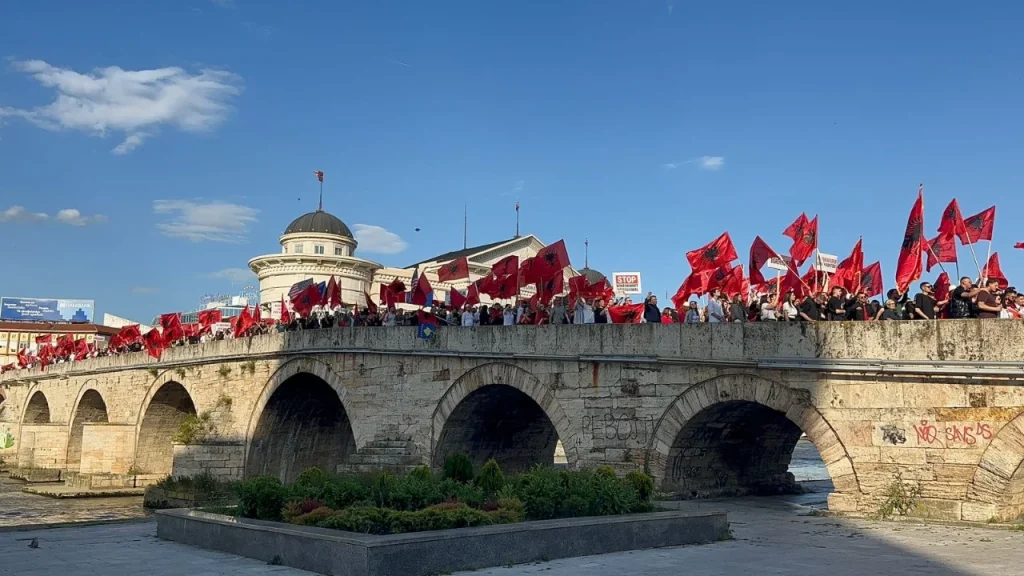 Mijëra studentë protestojnë në Maqedoninë e Veriut për gjuhën shqipe