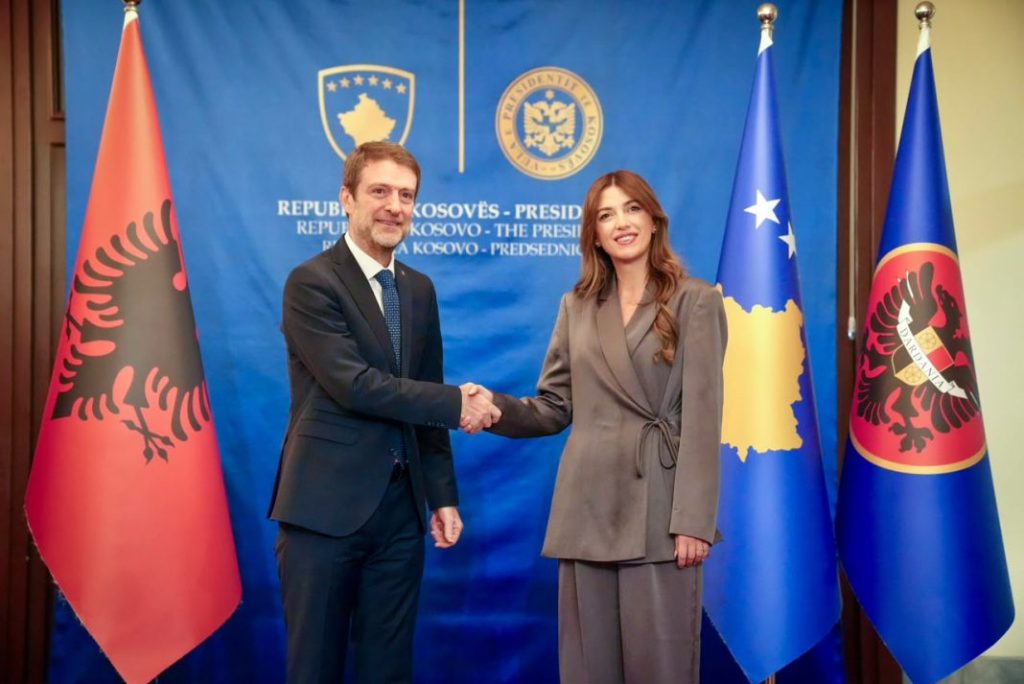 Hoxha nis vizitën zyrtare në Kosovë, takon drejtuesit e institucioneve dhe KFOR-in