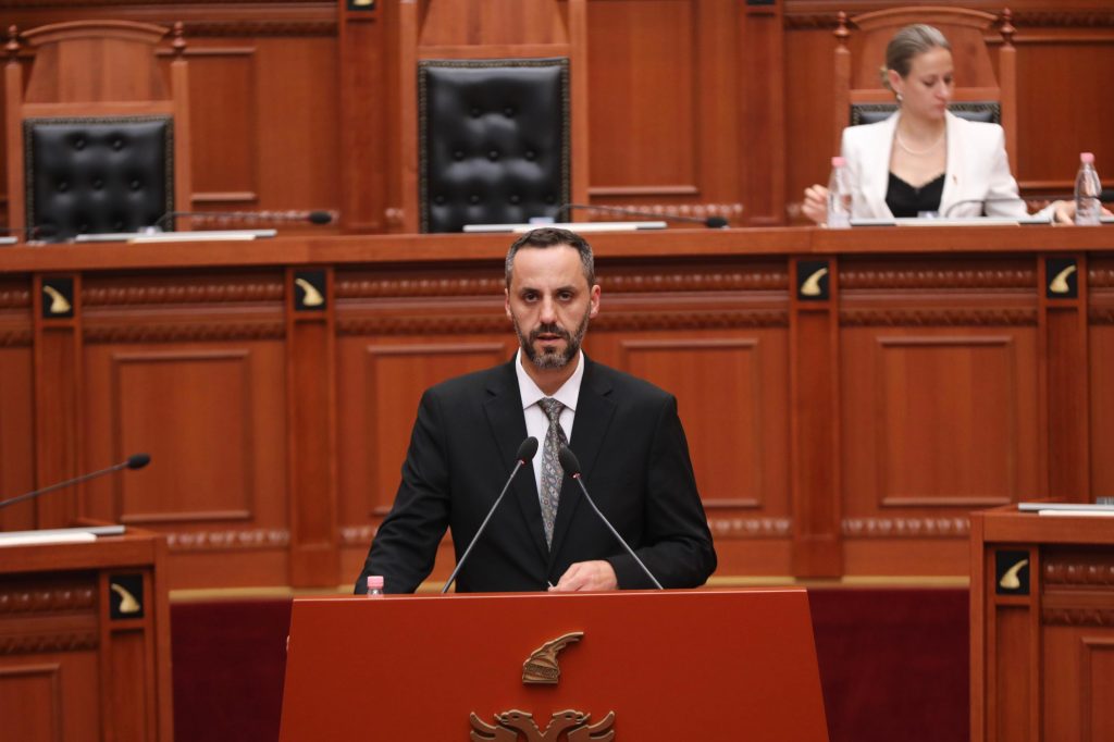 <strong>Lamallari lë interpelancën në Kuvend: Më mirë të jem në Korçë sesa në teatrin që po bën opozita</strong>