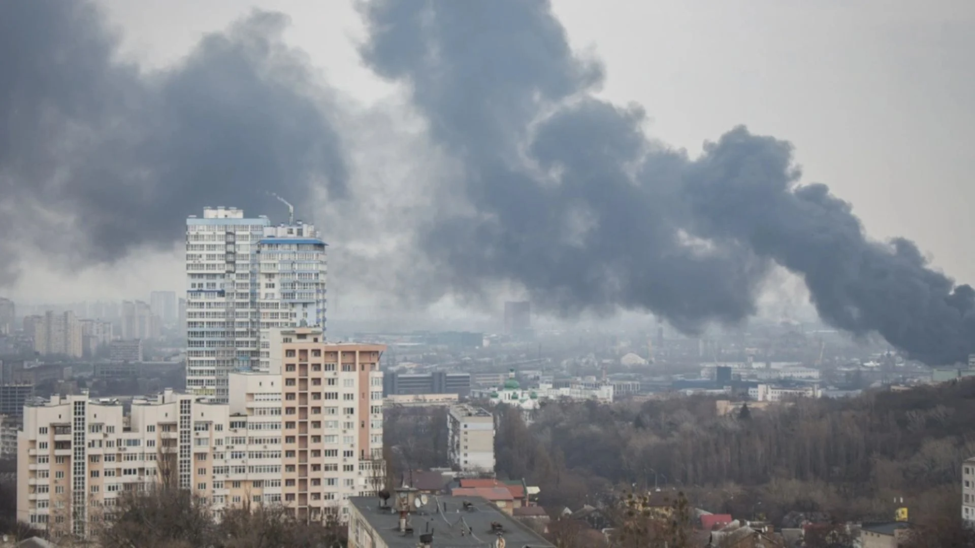 Kievi përballet me rekord alarmesh ajrore, Rusia shton sulmet me dronë reaktivë