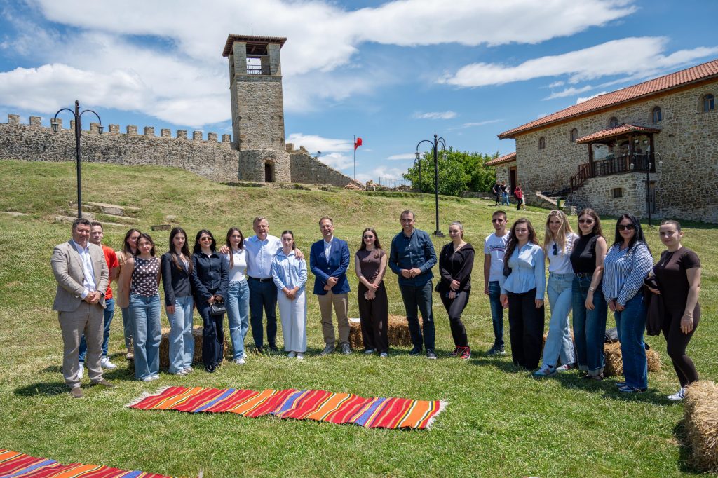 Balla bashkëbisedim me studentët në Kalanë e Prezës: Integrimi në BE kërkon reforma, përfshirje qytetare dhe përgjegjësi historike