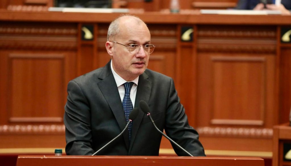 Hasani prezanton projektrezolutën për integrimin në BE në Kuvend