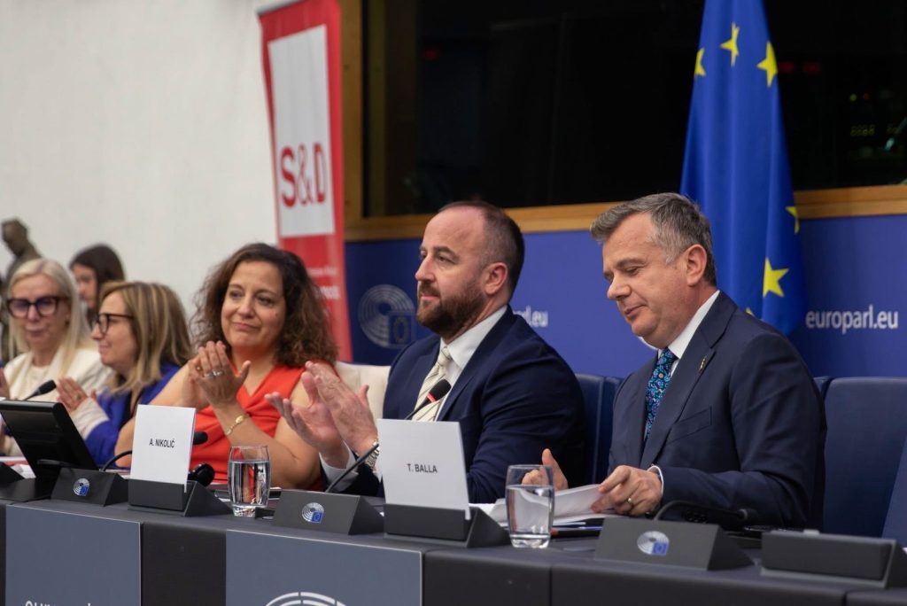 Balla para anëtarëve të Grupit të Socialistëve dhe Demokratëve në PE: Zona e investimit në Zvërnec nuk ka lidhje me Deltën e Vjosës. Janë lajme të rreme që shpërndahen me qëllim për të krijuar konfuzion. Po përballemi me një fushatë dezinformimi, por do ta pastrojmë mjegullën
