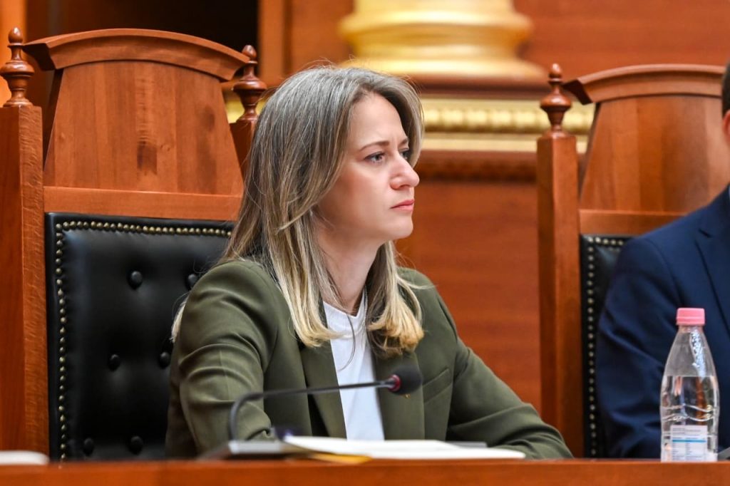 Ministrja Ismaili opozitës: Jam e gatshme për interpelancë, nuk kam pranuar kurrë fjalime të gatshme