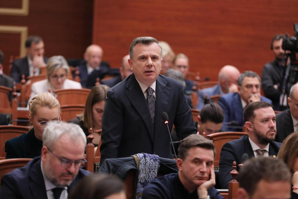 Kuvendi mban një minutë heshtje për efektivin Enea Mekolli me kërkesë të Grupit Parlamentar Socialist. Balla: Gjaku i Policisë së Shtetit është gjaku i vetë shtetit