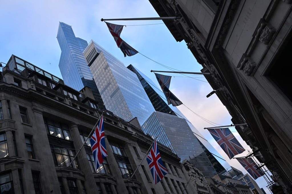 “Dhjetë vite pas Brexit-it, qendra financiare e Londrës druhet se Amerika e Trump-it mund të dalë fituese në garë.”