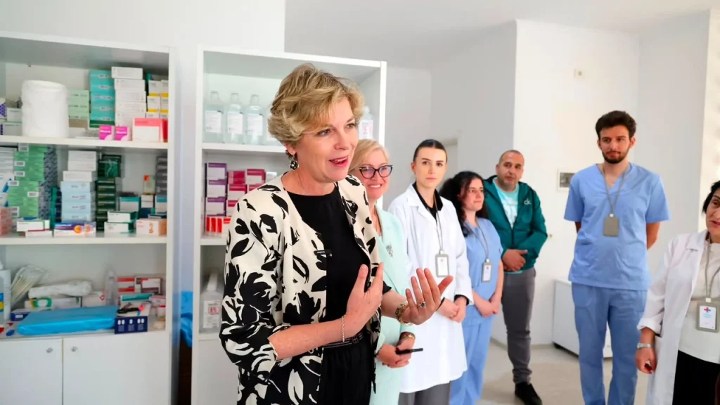 Sala: 36 qendra shëndetësore verore në funksion 24/7, mbi 4,900 pacientë të trajtuar që nga nisja e sezonit