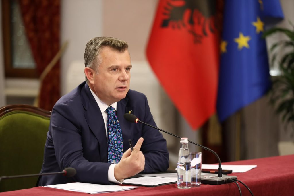 Balla: Fund gardheve në plazhe dhe ndërtimeve gjatë sezonit turistik, ndryshimet në ligj diskutohen nesër në Kuvend